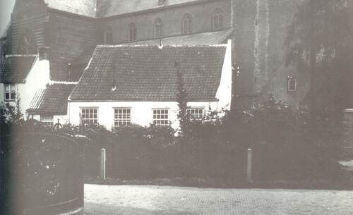 Een foto van de Torenschool (rechts achter de boom) in Boxtel. Ook zichtbaar zijn het Bonnefantenhuis (wit, centraal) en de Sint-Petruskerk op de achtergrond. (Bron: Scheepens, 5 augustus 1918, Beeldbank Boxtel)
