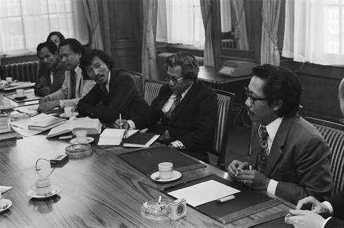 Paul Somohardjo, omkijkend, centraal op deze foto, was ook onderdeel van een Javaans-Surinaamse delegatie die in februari 1975 met de kamercommissie voor Suriname van de Tweede Kamer sprak. (Foto: Bert Verhoeff/Anefo, Nationaal Archief)