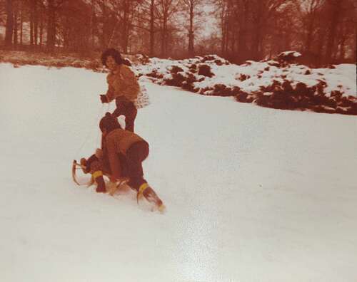 De familie Amatsakio sleeënd in de winter van 1977/78 in Uden. (Foto: familie Amatsakio)