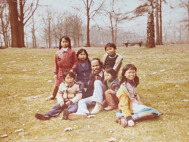 De familie Amatsakio bij sportpark Uden in 1978. (Foto: familie Amatsakio)