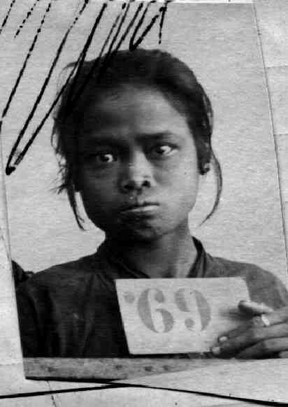 Bok Saminah Wonopotro, een Javaanse contractarbeidster die in 1925 op zeventienjarige leeftijd naar Suriname werd gehaald. (Bron: fotograaf onbekend, 1925, Nationaal Archief)