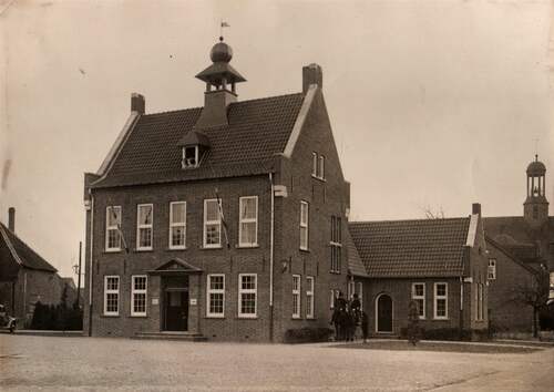 Het gemeentehuis van Nistelrode in 1938 (Foto: onbekend, 02600 collectie Heemkundekring Nistelvorst)