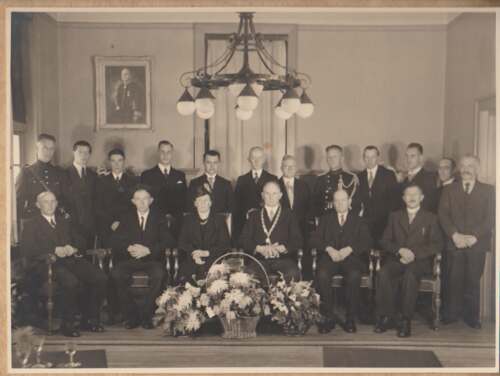 Een officiële foto gemaakt tijdens de installatie van Martinus van den Hurk (centraal met ambtsketen) als burgemeester van Nistelrode op 1 oktober 1942. (Foto: onbekend, 01193, collectie Heemkundekring Nistelvorst)