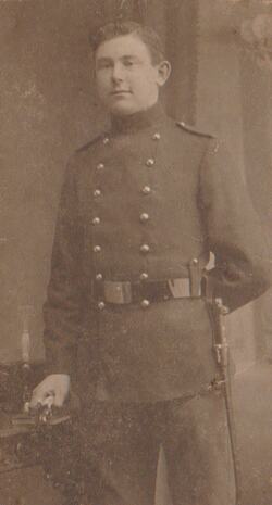 Ties van den Hurk in uniform als gemobiliseerd militair in waarschijnlijk 1915. (Foto: Janssen te Venlo en Roermond, collectie Peter van den Hurk)