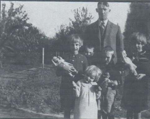De familie Van de Ven in 1944. Rechts Maria Verweij. (Foto ..., collectie Peter van den Hurk)