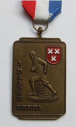 Een medaille van de Bredase wandeldriedaagse. (Foto: Hans Rueb)