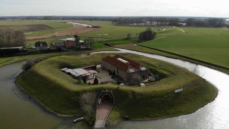 Overzichtsfoto met vooraan verdedigingsfort Hedikhuizen en daarboven de inundatiesluis. Linksboven de Hedikhuizense Maas en rechtsboven achter de bomenrij de Haarsteegse Wiel. (Foto: Bart Beaard, 2021)