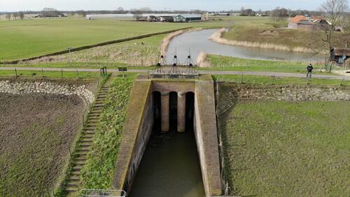 De inundatiesluis bij Hedikhuizen. De inundatiesluis dient ervoor dat op een gecontroleerde manier water vanuit de Maas binnendijks kan stromen, waardoor sloten en greppels onzichtbaar worden gemaakt, maar geen boten kunnen varen. (Foto: Bart Beaard, 2021)