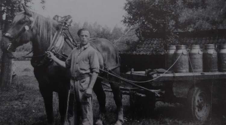 Jan van de Braak met de melkwagen zoals die tot 1962 zijn rond in Liempde deed. Van 1962 tot 30 april 1979 zouden de melkbussen met de tractor opgehaald worden. (Foto: Collectie Erfgoedvereniging Kèk Liemt)