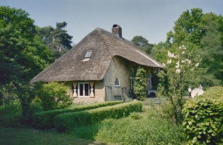 De boerderij op landgoed Hondsdonk die is ontworpen door Henrica Paulina van der Heim. (Foto: Loek Tangel, 2002, Rijksdienst voor het Cultureel Erfgoed)