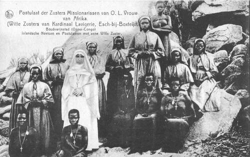 Congolese novicen en postulanten, Boudewijnstad (Kongo), circa 1925. (fotograaf onbekend,  Erfgoedcentrum Nederlands Kloosterleven (ENK), collectie beeldmateriaal Missiezusters O.L. Vrouw van Afrika (MZOLA))