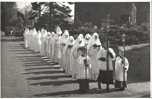 Processie van novicen en postulanten naar de parochiekerk in Esch, mei 1952. (Foto: fotograaf onbekend, Erfgoedcentrum Nederlands Kloosterleven (ENK), collectie beeldmateriaal Missiezusters O.L. Vrouw van Afrika (MZOLA))