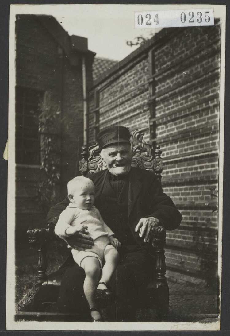 Cornelis J. Braber uit Steenbergen, hier met achterkleindkind, 101 jaar oud