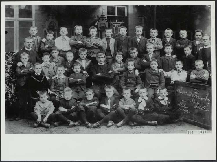 Foto: Instituut Ruwenberg. Klassefoto van de 2e klas Hollandse Plaats 50e schooljaar [1901-1902]