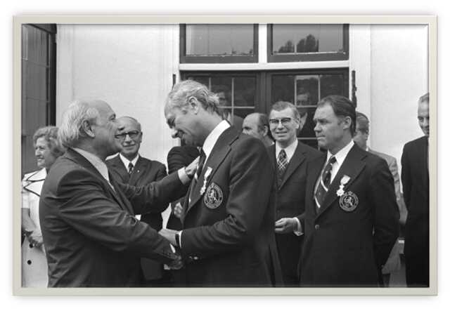 Frantisek Fadrhonc krijgt van minister-president Joop den Uyl de ridderorde van de orde van Oranje-Nassau opgespeld. (Foto: Rob Mieremet, 1974, Collectie Anefo, Nationaal Archief)