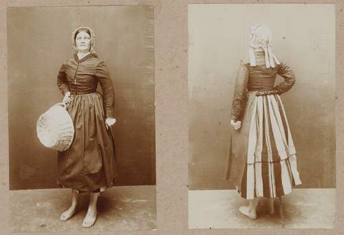 Pop met het kostuum van een vrouw uit Sint Willebrord, op de tentoonstelling 'Nationale Kleederdrachten van Harer Majesteits onderdanen' in 1898 te Amsterdam. (Foto: Henri Bickhoff, collectie Nederlands Openluchtmuseum)