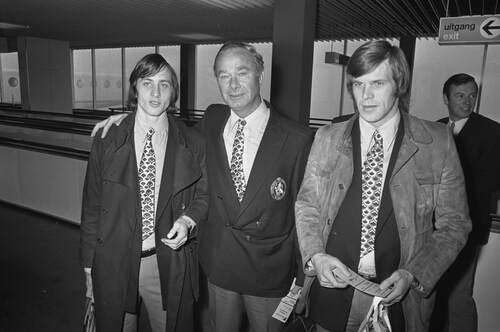 Fadrhonc (midden) met Johan Cruyff (links) en Theo de Jong (rechts) tijdens zijn tijd als trainer van het Nederlands voetbalelftal. (Foto: Bert Verhoeff, 1972, Collectie Anefo, Wikimedia Commons)