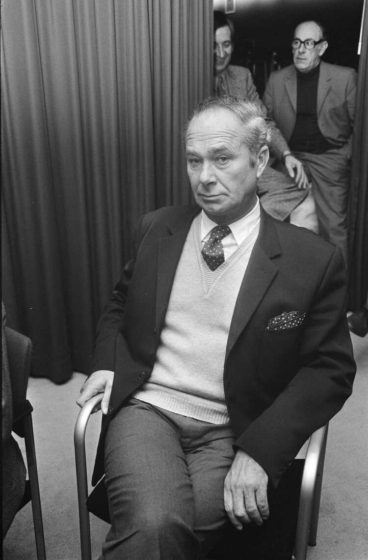 Fadrhonc tijdens een persconferentie van het Nederlands elftal in Zeist in 1974. (Foto: onbekend, Fotocollectie Anefo, Wikimedia Commons)