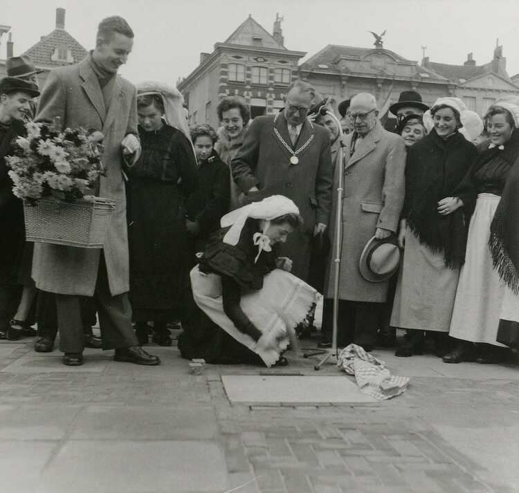 Zoete Lieve Gerritje legt in Den Bosch op 14 november 1953 de laatste steen van de nieuwe bestrating van de Markt. (Foto: Fotopersbureau Het Zuiden, collectie Erfgoed 's-Hertogenbosch)