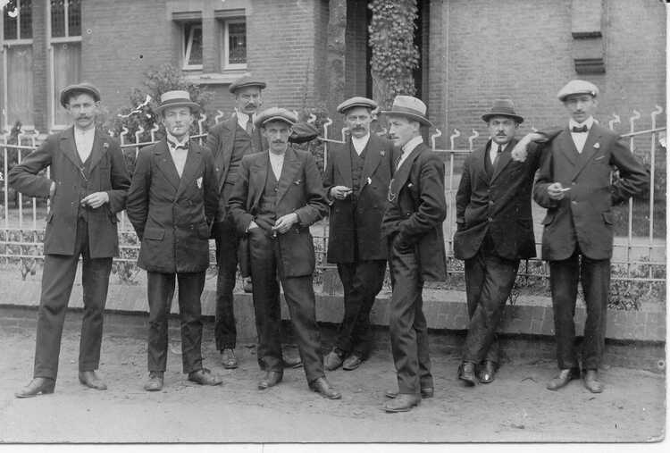 Belgische sigarenmakers in Valkenswaard, c.a. 1920 (Foto: fotograaf onbekend, collectie Weerderheem)