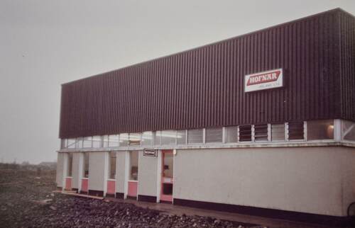 De Hofnarfabriek in Ballaghaderreen, Ierland (Foto: fotograaf onbekend, jaartal onbekend, collectie Regionaal Historisch Centrum Eindhoven, toegang 10136 inv.nr. 466)