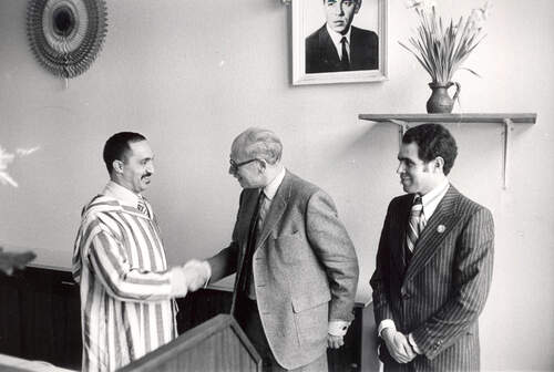 De opening van de Marokkaanse sociëteit door minister Van Doorn van CRM. Minister Van Doorn schudt voorzitter Kadioui de hand. (Foto: Harry van Liempd, ca 1975, Brabants Historisch Informatiecentrum, BCV3598)