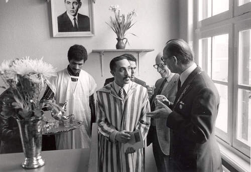 De opening van de Marokkaanse sociëteit in Veghel door minister Van Doorn van CRM. Burgemeester Van Weegen in gesprek met voorzitter Kadioui. (Foto: Harry van Liempd, ca 1975, Brabants Historisch Informatiecentrum, BCV3599)