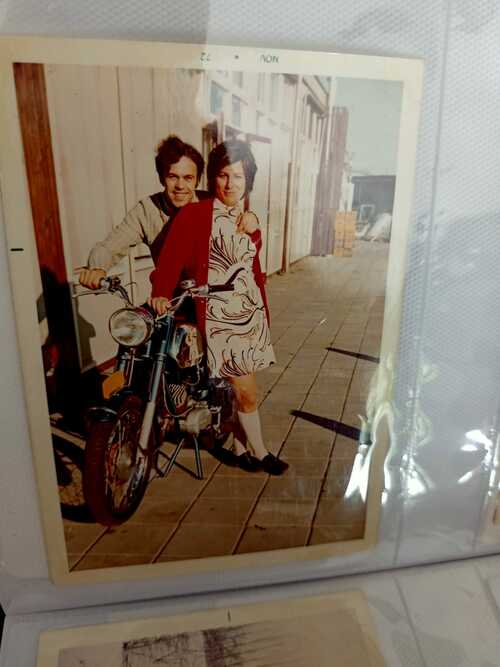 Manuel Pérez Madueño met zijn vrouw en scooter. (Foto: fotograaf onbekend, datum onbekend, collectie Manuel Pérez Madueño)