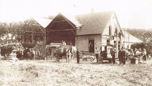 Gerritshoeve. De bouw van de schuur met inpandig woonhuis in 1914-1915 (Foto: fotograaf onbekend, collectie Kèk Liemt)