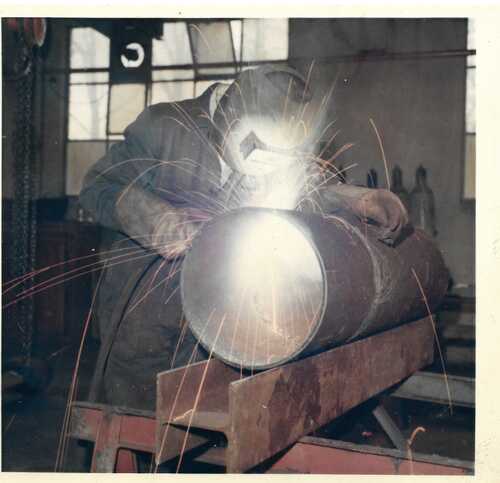 Gyula Maráczi bij de Helmondse machinefabriek Begemann in de jaren '70. (Foto: onbekende fotograaf, collectie familie Maráczi)