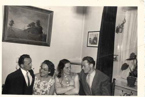 Hongaars-Helmondse huwelijken. Deszö Kövi, Ria van Grootel, Thea van der Putten en Gyula Maráczi in 1957. (Foto: onbekende fotograaf, collectie familie Maráczi)