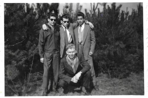 De drie Jószefs: Jószef Kovács, Jószef Kránitz en Jószef Falvay. Op de voorgrond kostheer Jan van Hezik. (Foto: fotograaf onbekend, ca. 1957, collectie familie Falvay)