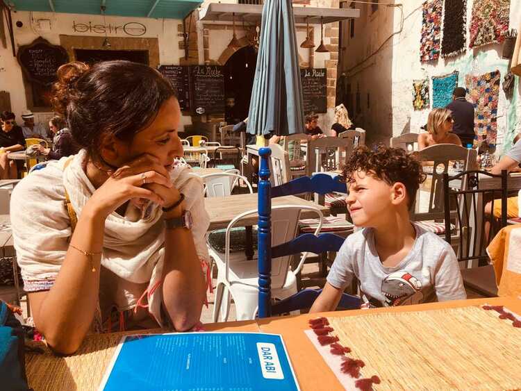 Hadia Tiniyali met haar zoontje in Marokko. (Foto: eigen collectie, 2022)