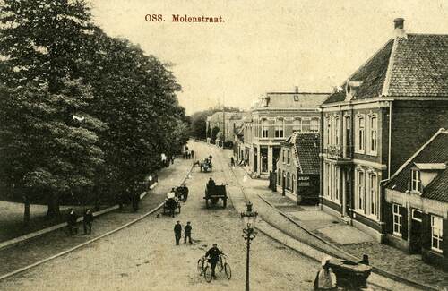 De Osse Molenstraat rond 1910 gefotografeerd vanaf het Walplein. Rechts in beeld lopen de rails van de Vuurloze (Bron: Stadsarchief Oss)