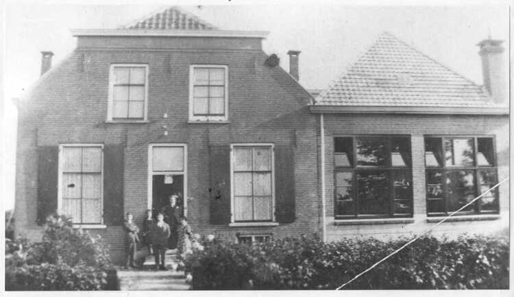 Het schoolgebouw in Kruisstraat, Rosmalen rond 1900 (Foto: fotograaf onbekend, collectie Heemkundewerkgroep Nuwelant)