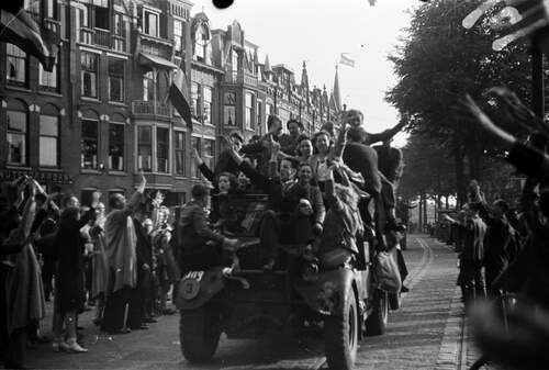 De intocht van de Irenebrigade in Den Haag op 8 mei 1945. (Foto: Menno Huizinga, 8 mei 1945, Nederlands Instituut voor Oorlogsdocumentatie)
