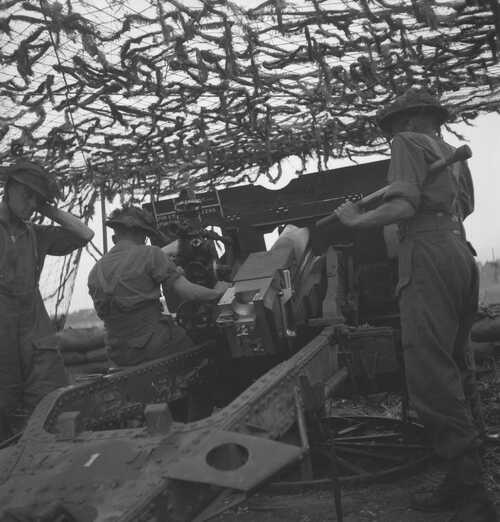 Mannen van de Irenebrigade in augustus 1944 bij geschutstellingen in Normandië. (Foto: fotograaf onbekend, augustus 1944, Nationaal Archief)