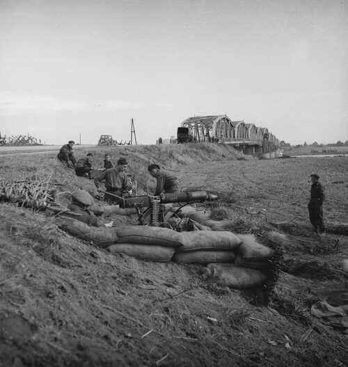 Mitrailleurpost van de brigade bij de Maasbrug bij Grave op 21 september 1944. (Foto: fotograaf onbekend, 21 september 1944)