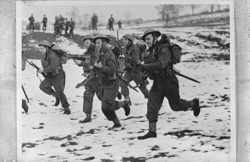 De Irenemannen oefenen in de sneeuw voor de komende invasie. (Foto: fotograaf onbekend, 1940-1945, Nationaal Archief)