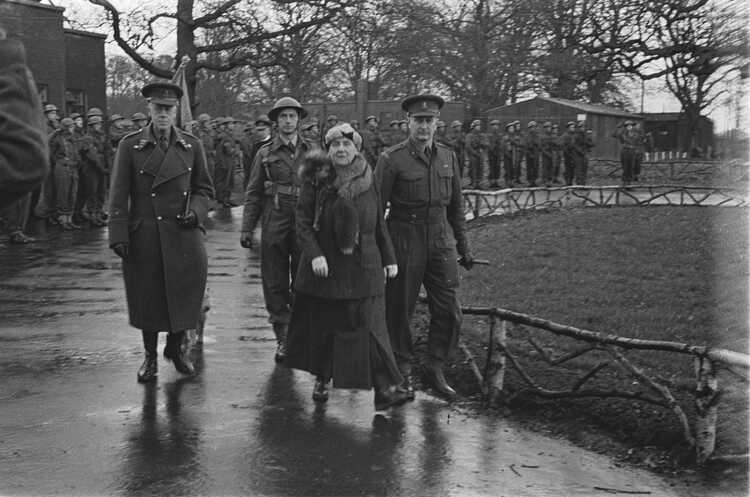 Koningin Wilhelmina op bezoek bij de Prinses Irene Brigade in het militaire kamp te Wolverhampton (links van haar generaal Phaff en rechts brigadecommandant De Ruyter van Steveninck). (Foto: fotograaf onbekend, 1942, Nationaal Archief)
