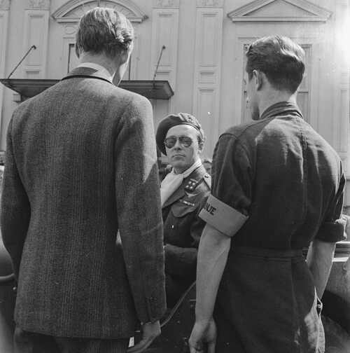 Prins Bernhard, bevelhebber van de Binnenlandse Strijdkrachten, in gesprek met twee van zijn mensen. Foto Willem van de Pol/Anefo/Nationaal Archief