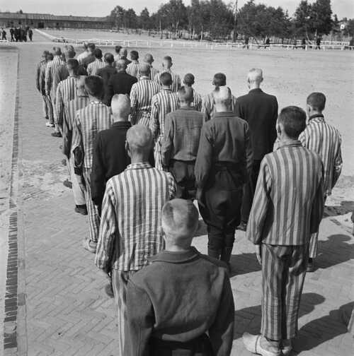 Geïnterneerden in juni 1945 in het gelid in Kamp Vught. Foto Sem Presser/Anefo/Nationaal Archief