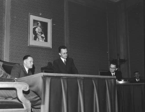 De president van het Bossche tribunaal, Harry Holla (midden), tijdens de openingszitting. Foto Carel Blazer/Anefo/Nationaal Archief