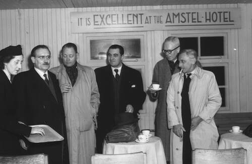 Minister-president Willem Drees met naast zich de ministers Stikker en Sassen (derde van rechts). Die laatste zou Willem van Beuningen jr. als advocaat bijstaan.  Foto Ben Merk/Anefo/Nationaal Archief