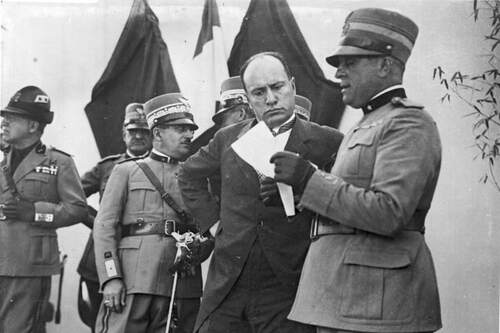 Benito Mussolini in 1930 bij een inspectie in Milaan. Foto Bundesarchiv/Wikimedia Commons