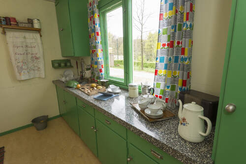 Keuken van een Watersnoodwoning uit Raamsdonksveer (Foto: Wim de Knegt, 2014, Wikimedia Commons)