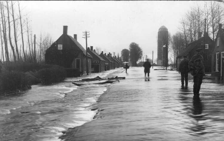 De Oosterhoutseweg in Raamsdonksveer (Foto: Watersnoodmuseum, 1953)