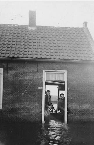 Twee mannen in een ingestort huis aan de Sandoel in Raamsdonksveer (Foto: Watersnoodmuseum, 1953)