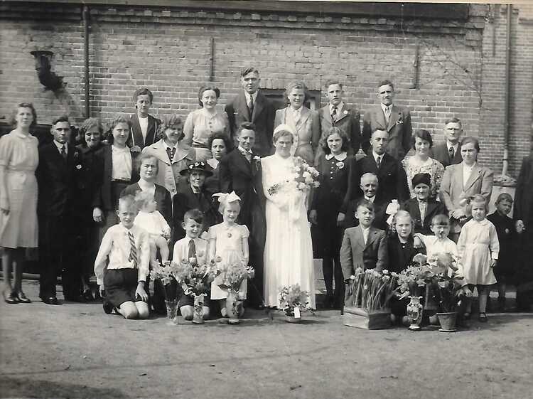 Trouwfoto van de ouders van Maaike, op 13 april 1944. Het bruidspaar is omringd door de families Wijgerden en Woudenberg (Foto: Eigen collectie, 1944)