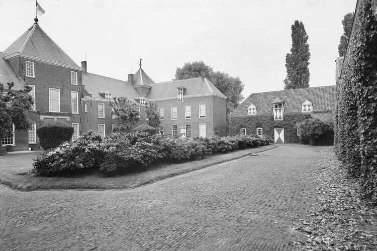 Binnenplaats Kasteel Heeze (Foto: Loek Tangen, 1975, Rijksdienst voor Cultureel Erfgoed)